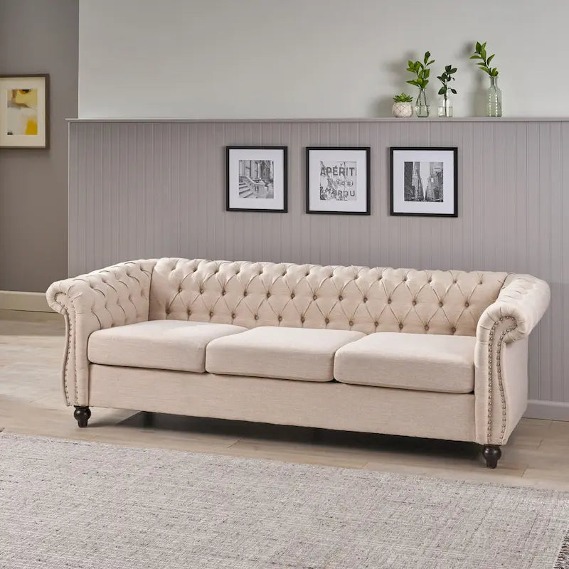Canapé 3 places Chesterfield, capitonné, accoudoirs arrondis, garniture cloutée, dossier bas, beige, 3 personnes