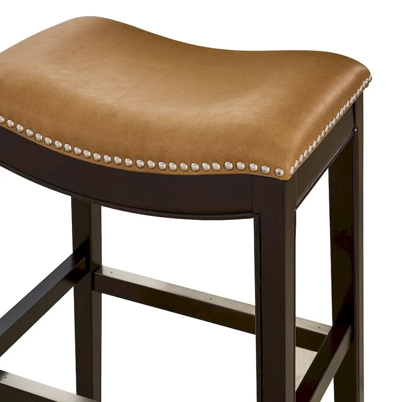 Tabouret de bar de 66 cm de haut, assise en forme de selle, similicuir, détails cloutés, bois massif, repose-pieds en métal, expresso et tan, usage individuel