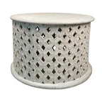 Table basse ronde, manguier, cadre découpé en treillis diamant, sculpture vieillie, blanc délavé, pour 1 personne