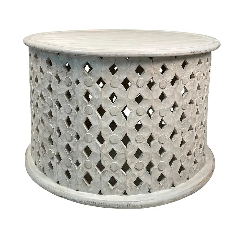 Table basse ronde, manguier, cadre découpé en treillis diamant, sculpture vieillie, blanc délavé, pour 1 personne