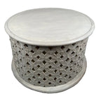 Table basse ronde, manguier, cadre découpé en treillis diamant, sculpture vieillie, blanc délavé, pour 1 personne