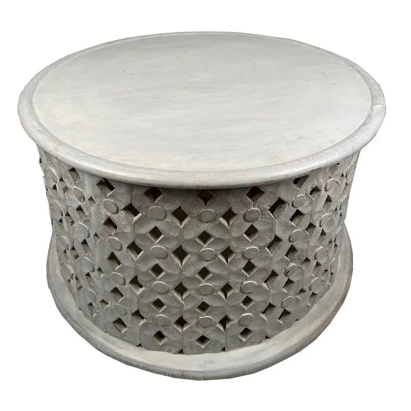 Table basse ronde, manguier, cadre découpé en treillis diamant, sculpture vieillie, blanc délavé, pour 1 personne