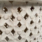 Table basse ronde, manguier, cadre découpé en treillis diamant, sculpture vieillie, blanc délavé, pour 1 personne