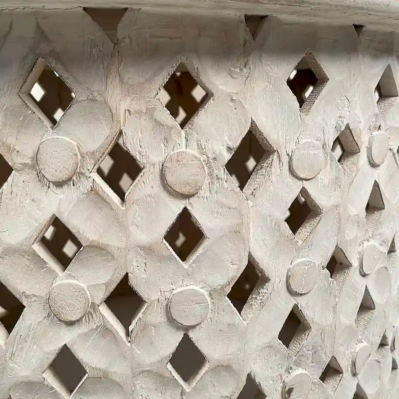 Table basse ronde, manguier, cadre découpé en treillis diamant, sculpture vieillie, blanc délavé, pour 1 personne