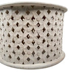 Table basse ronde, manguier, cadre découpé en treillis diamant, sculpture vieillie, blanc délavé, pour 1 personne