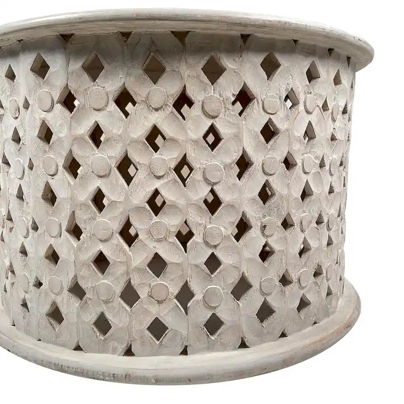 Table basse ronde, manguier, cadre découpé en treillis diamant, sculpture vieillie, blanc délavé, pour 1 personne