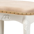 Ottoman de coiffeuse, style provençal, revêtement en velours polyester, rembourrage en mousse, garniture de clous en laiton, ornements floraux, sans dossier, sable / blanc / or, pour 1 personne