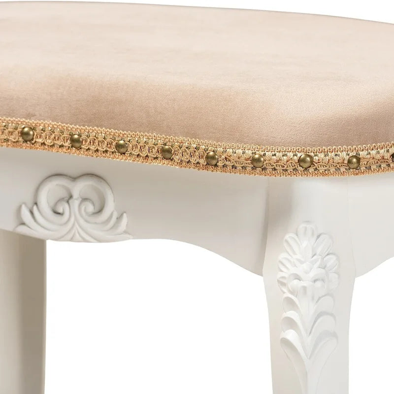 Ottoman de coiffeuse, style provençal, revêtement en velours polyester, rembourrage en mousse, garniture de clous en laiton, ornements floraux, sans dossier, sable / blanc / or, pour 1 personne