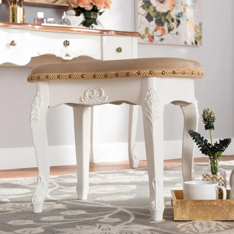Ottoman de coiffeuse, style provençal, revêtement en velours polyester, rembourrage en mousse, garniture de clous en laiton, ornements floraux, sans dossier, sable / blanc / or, pour 1 personne