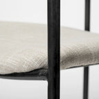 Fauteuil de salle à manger, dossier ouvert, revêtement tissu, cadre en métal noir mat, aucun assemblage requis, beige et gris fusil, 1 personne