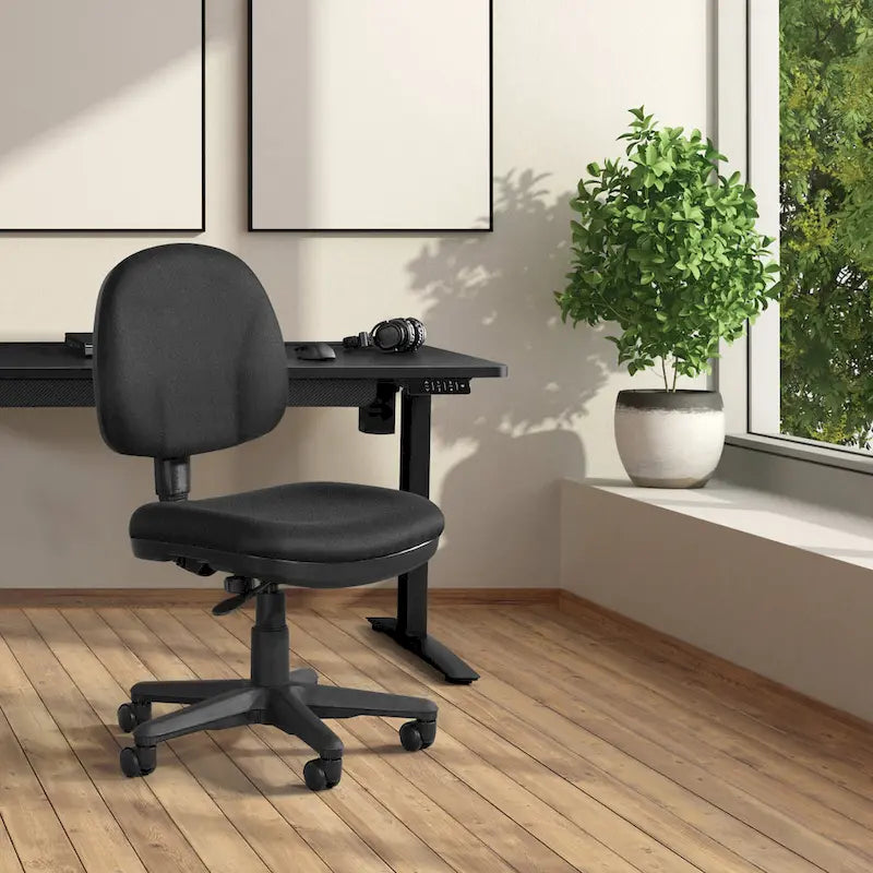 Chaise de bureau sans accoudoirs, assise et dossier rembourrés, support lombaire intégré, hauteur et profondeur réglables, certifiée Greenguard, bleu marine / noir / bordeaux, usage individuel