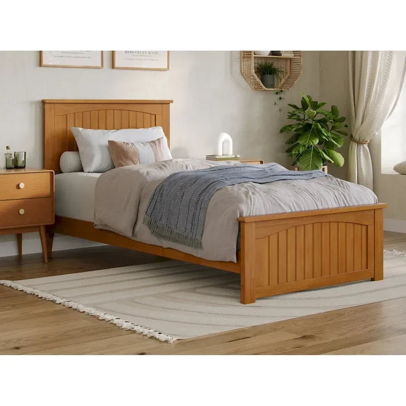 Lit plateforme profil bas, tête de lit à panneaux rainurés, pied de lit assorti, lattes en bois, 2 ports USB, bois massif, couleur Toffee Clair, Twin XL, 1 personne