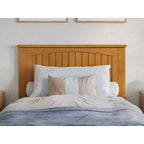 Lit plateforme profil bas, tête de lit à panneaux rainurés, pied de lit assorti, lattes en bois, 2 ports USB, bois massif, couleur Toffee Clair, Twin XL, 1 personne