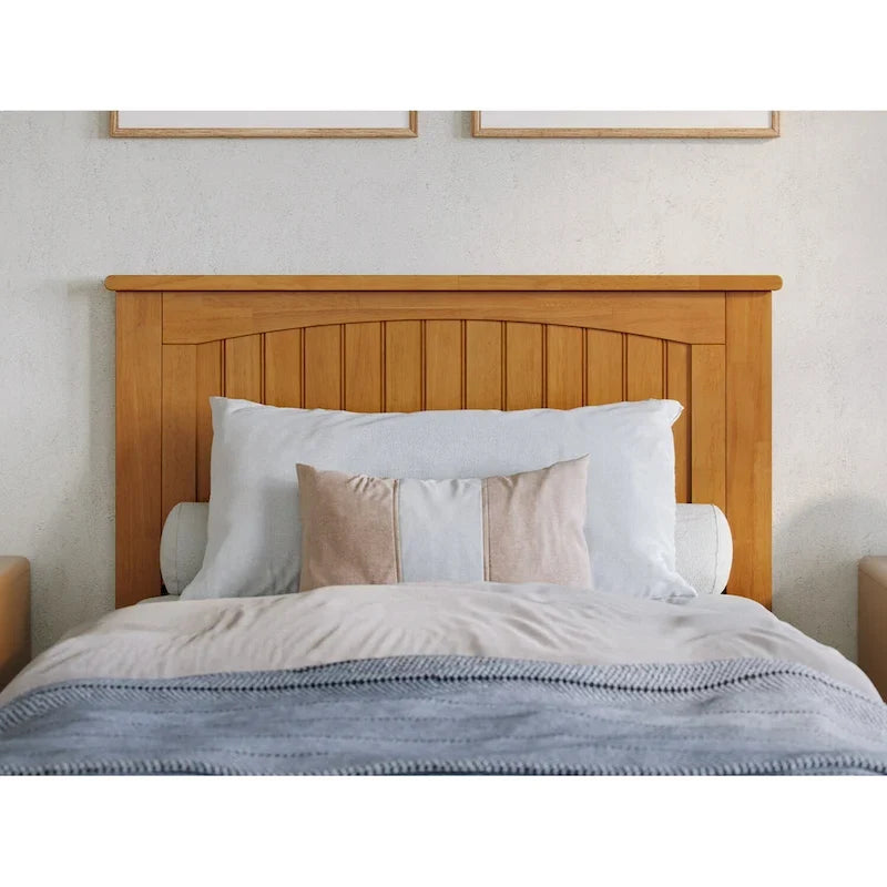 Lit plateforme profil bas, tête de lit à panneaux rainurés, pied de lit assorti, lattes en bois, 2 ports USB, bois massif, couleur Toffee Clair, Twin XL, 1 personne