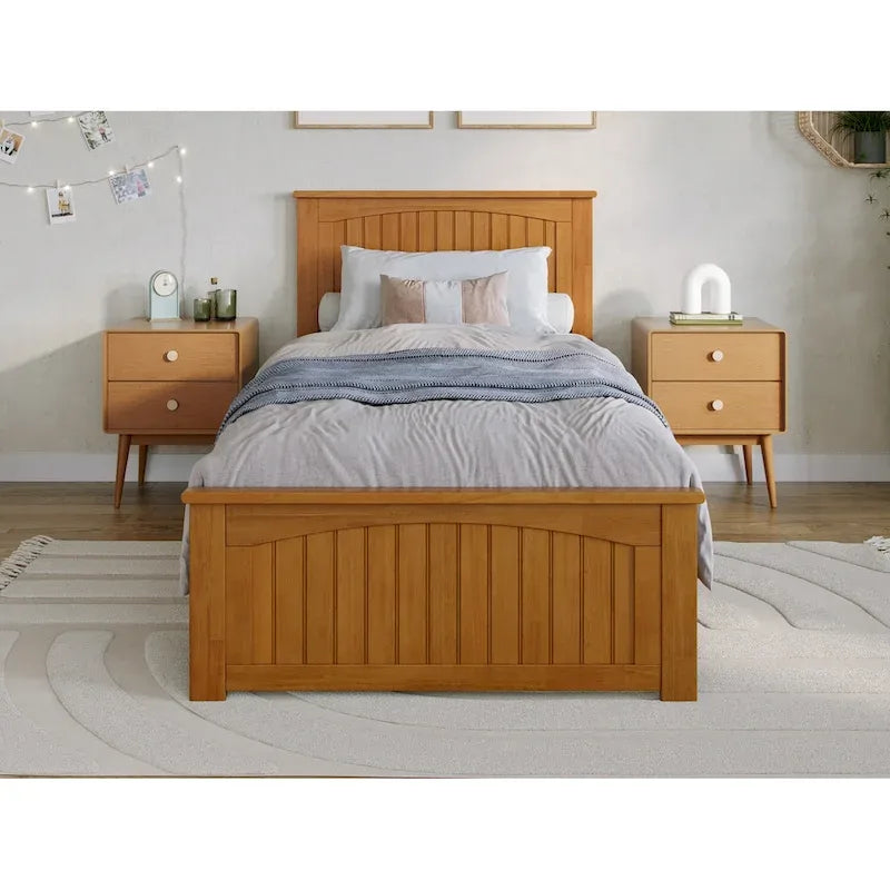 Lit plateforme profil bas, tête de lit à panneaux rainurés, pied de lit assorti, lattes en bois, 2 ports USB, bois massif, couleur Toffee Clair, Twin XL, 1 personne