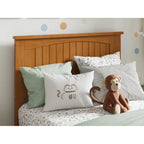 Lit plateforme profil bas, tête de lit à panneaux rainurés, pied de lit assorti, lattes en bois, 2 ports USB, bois massif, couleur Toffee Clair, Twin XL, 1 personne