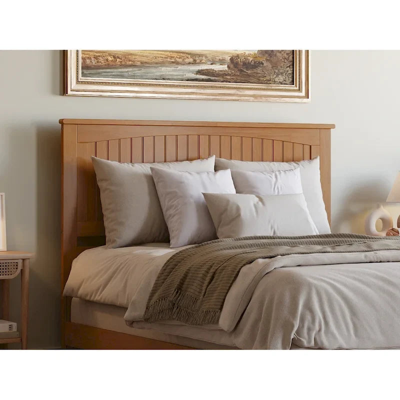 Lit plateforme profil bas, tête de lit à panneaux rainurés, pied de lit assorti, lattes en bois, 2 ports USB, bois massif, couleur Toffee Clair, Twin XL, 1 personne