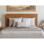 Lit plateforme profil bas, tête de lit à panneaux rainurés, pied de lit assorti, lattes en bois, 2 ports USB, bois massif, couleur Toffee Clair, Twin XL, 1 personne