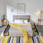 Lit plateforme double, tête de lit capitonnée, 4 tiroirs de rangement, 12 lattes en bois, gris/beige, utilisation 2 personnes