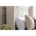 Lit double rembourré, tête de lit à oreilles, capitonné, garniture cloutée, tissu velours, lattes en bois, bleu/ivoire, pour 2 personnes