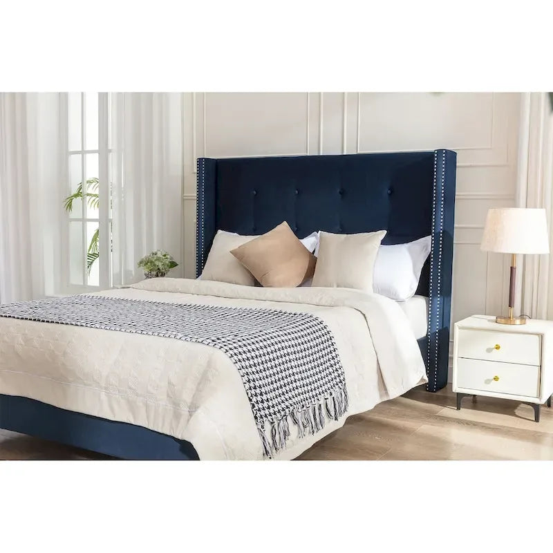 Lit double rembourré, tête de lit à oreilles, capitonné, garniture cloutée, tissu velours, lattes en bois, bleu/ivoire, pour 2 personnes