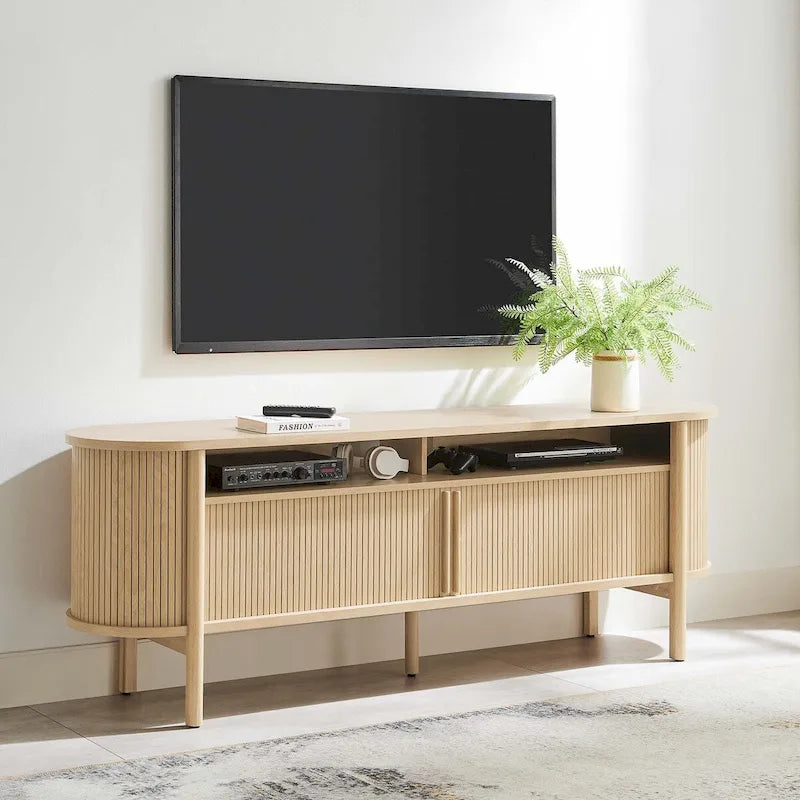 Meuble TV de 71 po, bords incurvés, détails cannelés, portes coulissantes, étagères ouvertes, gestion des câbles, bois d'hévéa et MDF, chêne, utilisation par 1 personne