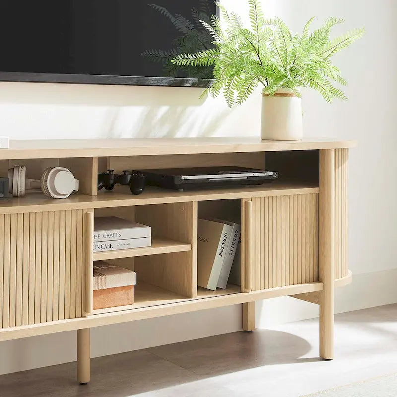 Meuble TV de 71 po, bords incurvés, détails cannelés, portes coulissantes, étagères ouvertes, gestion des câbles, bois d'hévéa et MDF, chêne, utilisation par 1 personne