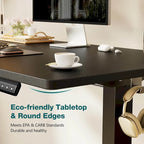 Bureau debout électrique réglable en hauteur, 3 préréglages de mémoire, Trous de gestion des câbles, Crochets latéraux, Capacité de 80 kg, Marron / Blanc / Noir / Naturel, Utilisation par 1 personne